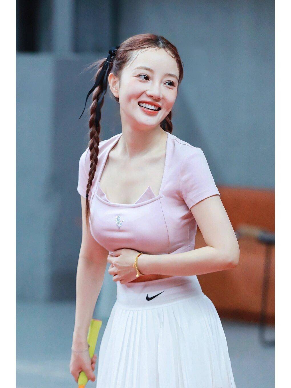 李小璐带火了练舞穿搭:三分背心 速脚裤 小白鞋,时髦性感又洋气_运动