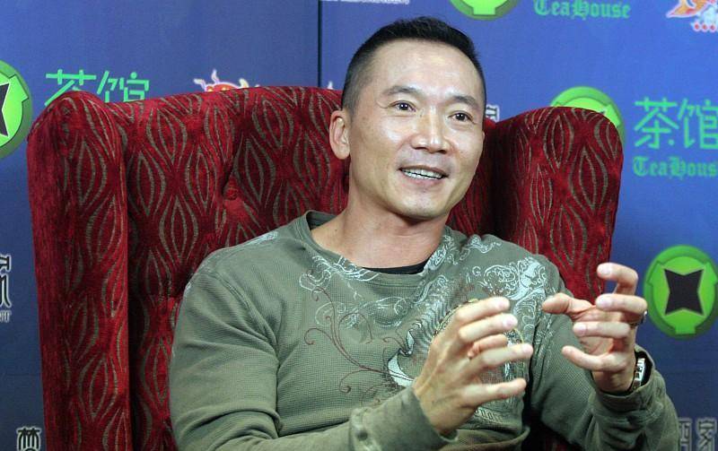 也能吃苦很快邹兆龙得到香港观众认可,身价暴涨电影片约也跟着多了