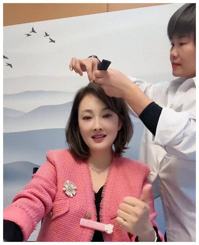 50岁牛莉道歉,整容失败,遭网友质疑!曾的潘巧云令人
