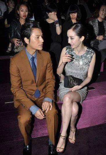 杨幂真敢穿,露背裙秀婀娜身姿,网友:陈坤看哪都不合适