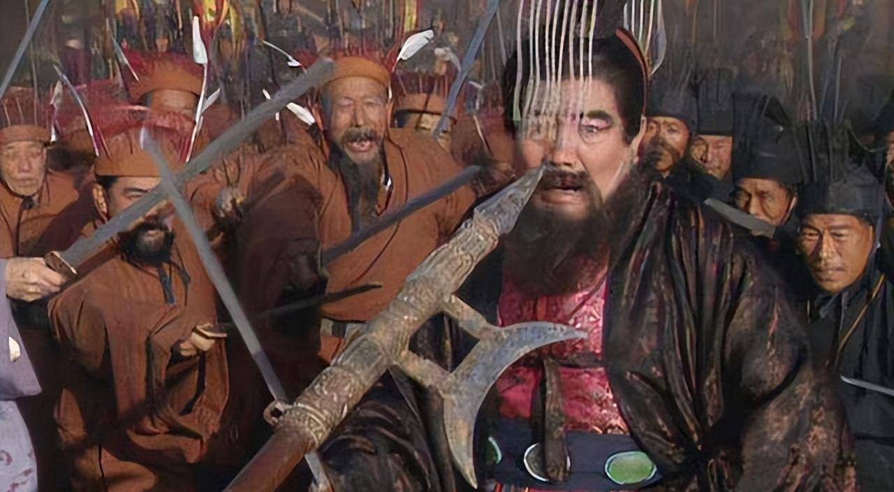 "惊慌失措的董卓赶紧呼叫吕布上前保护,吕布应声赶上前,然后高呼"有诏