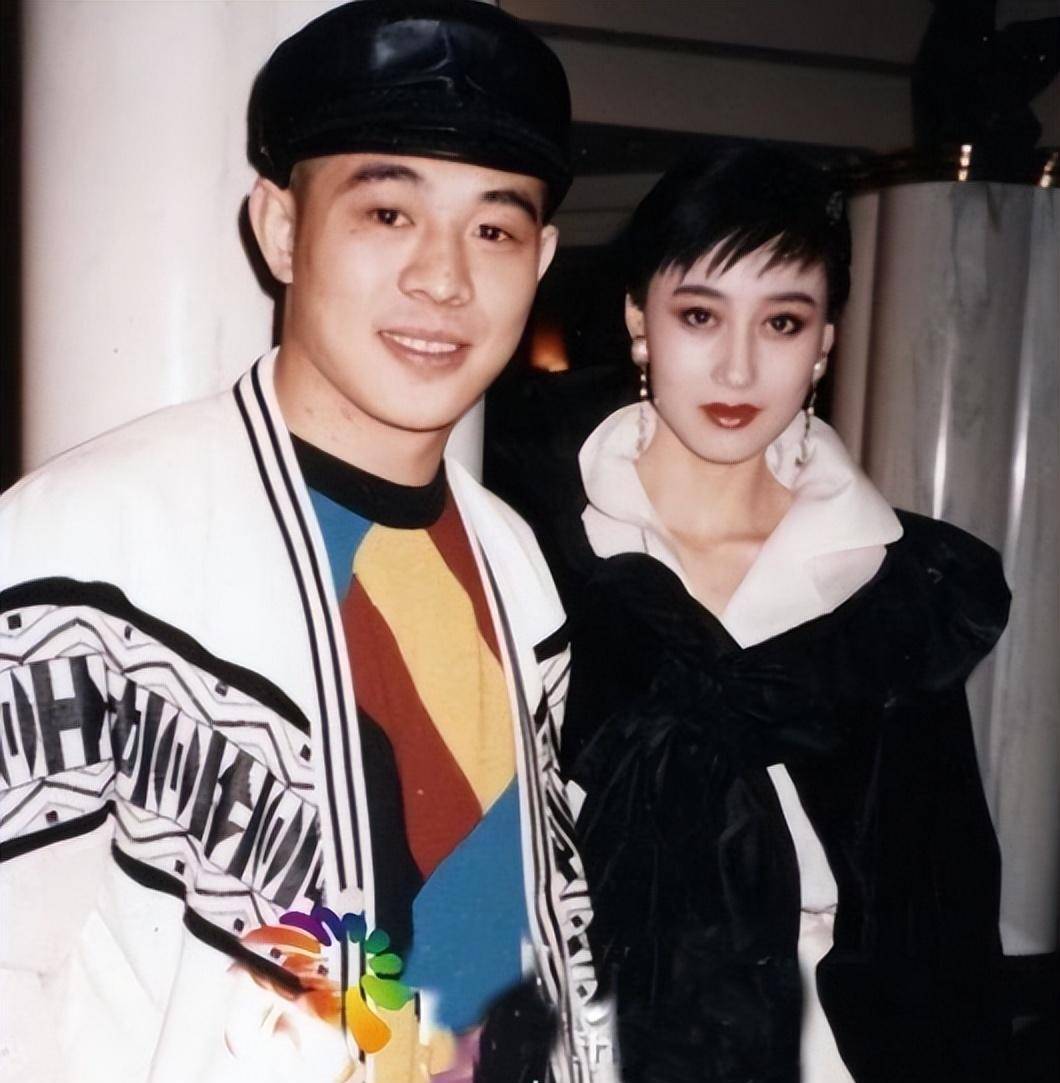 李连杰近照引热议,满脸老年斑脱发严重,利智也老了,难以认出_生活