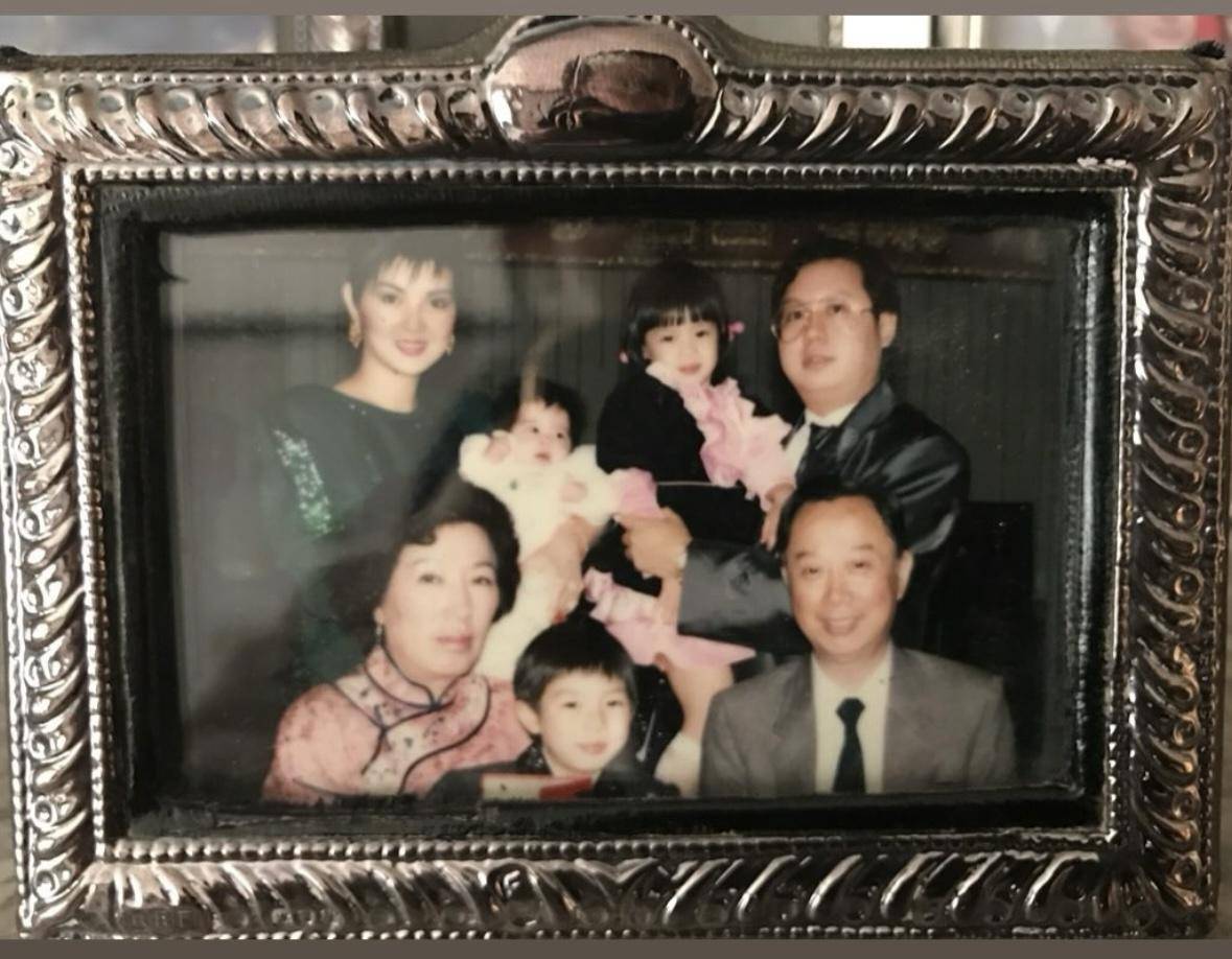 谢玲玲出海42岁长子陪游,直升机直降游艇甲板,游艇