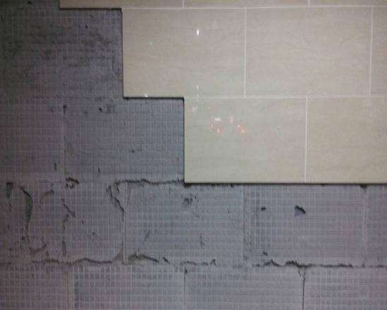 卫生间装好几个月瓷砖就开始空鼓脱落,老师傅说是这步做错了_装修