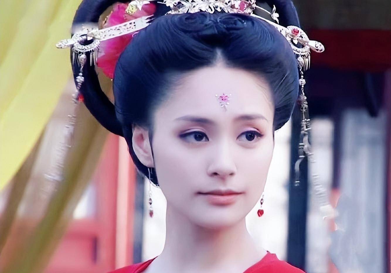 twins演唱会劲歌热舞,网友:唱功依旧,腿却一个比一个粗_阿娇_身材