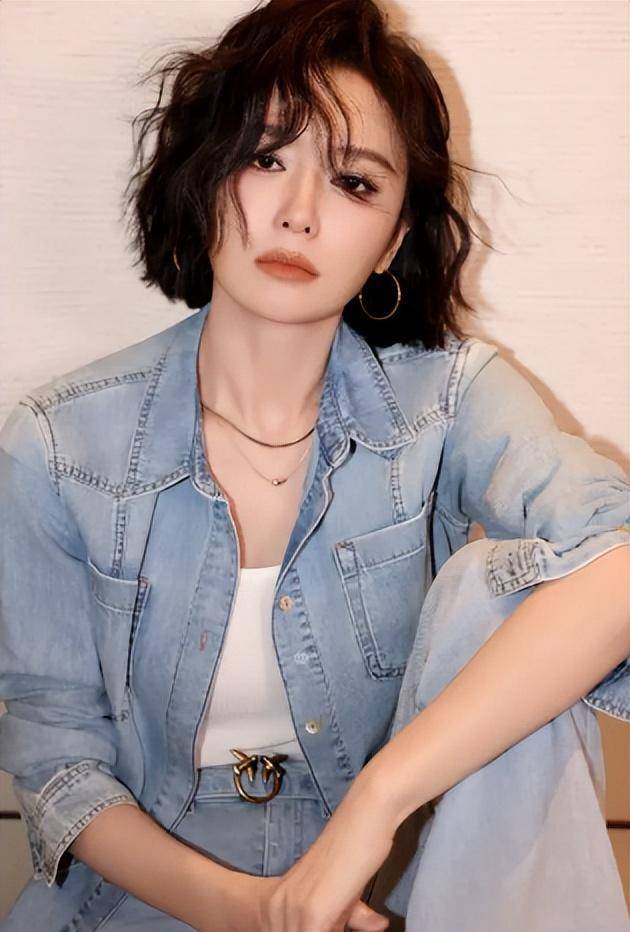 秦岚清新写真:叼棒棒糖率性可爱,小年展现迷人少女风采_生活_宁静