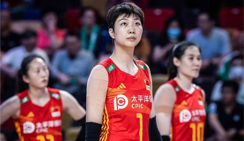 太美了,女排队长晒出泳装照,长发披肩,性感吸睛的1米多长腿!