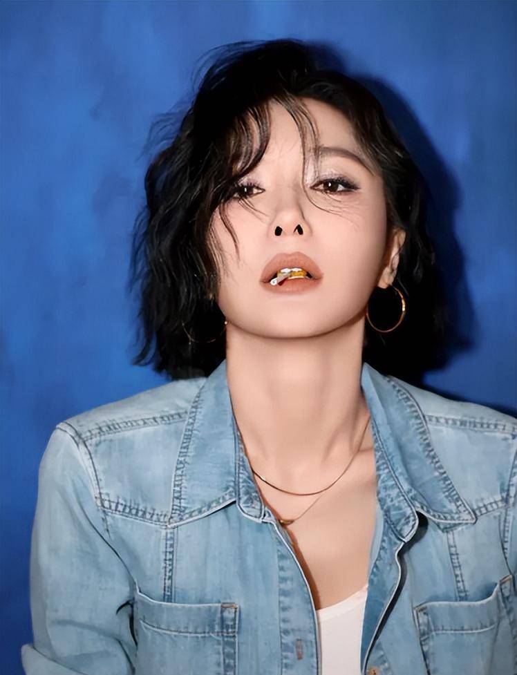 秦岚清新写真:叼棒棒糖率性可爱,小年展现迷人少女风采_生活_宁静