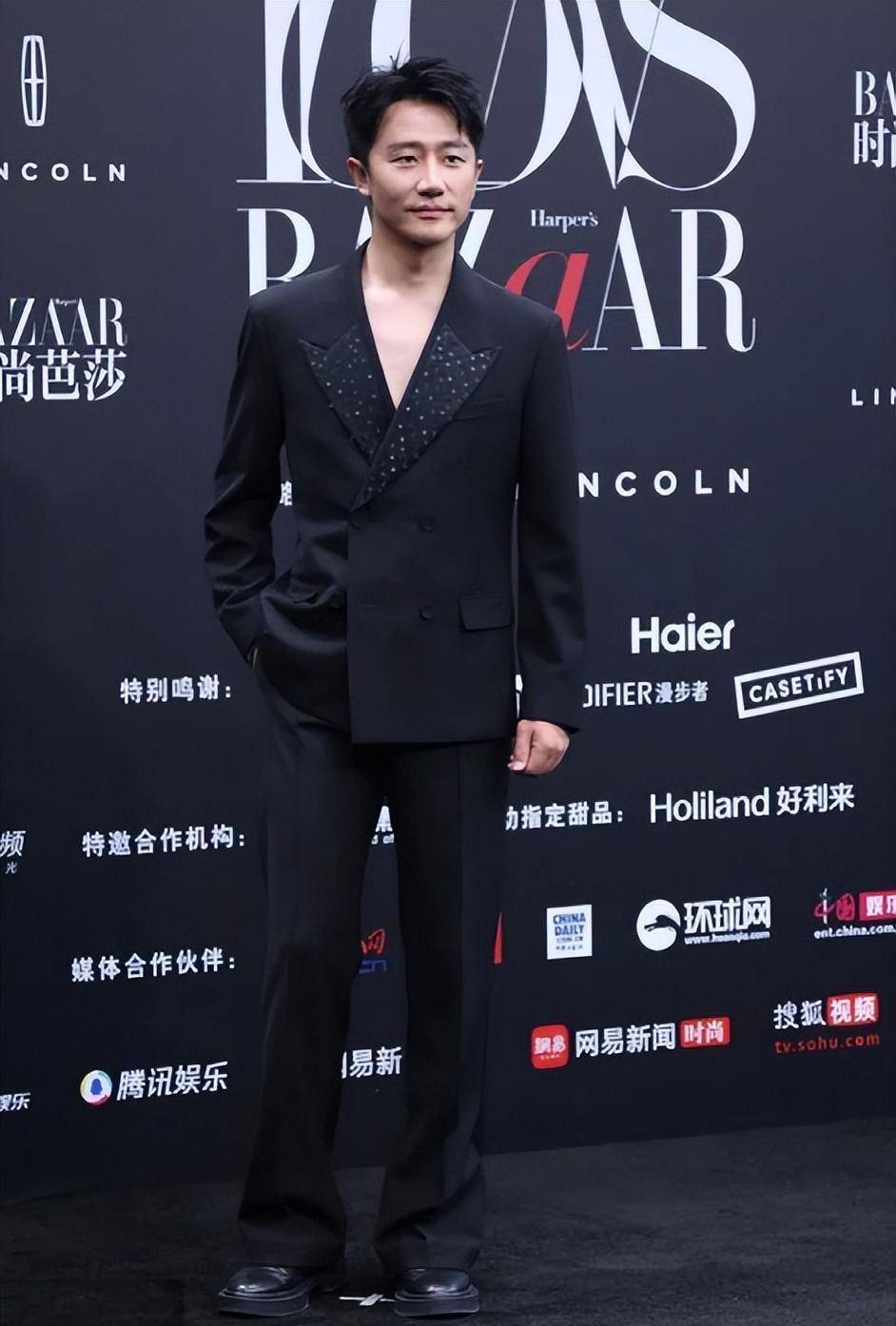 当黄轩和言承旭同样裸穿西装,终于见识"耍帅"与"真帅"