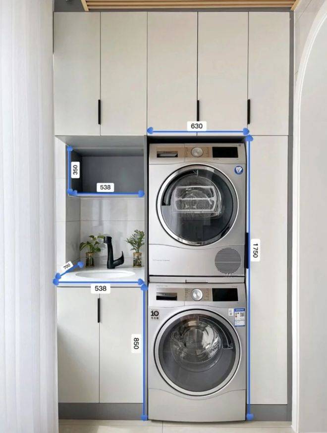 阳台洗衣柜装修,旁边记得留一排窄柜,收纳,遮挡水管,作用不小_空间_的