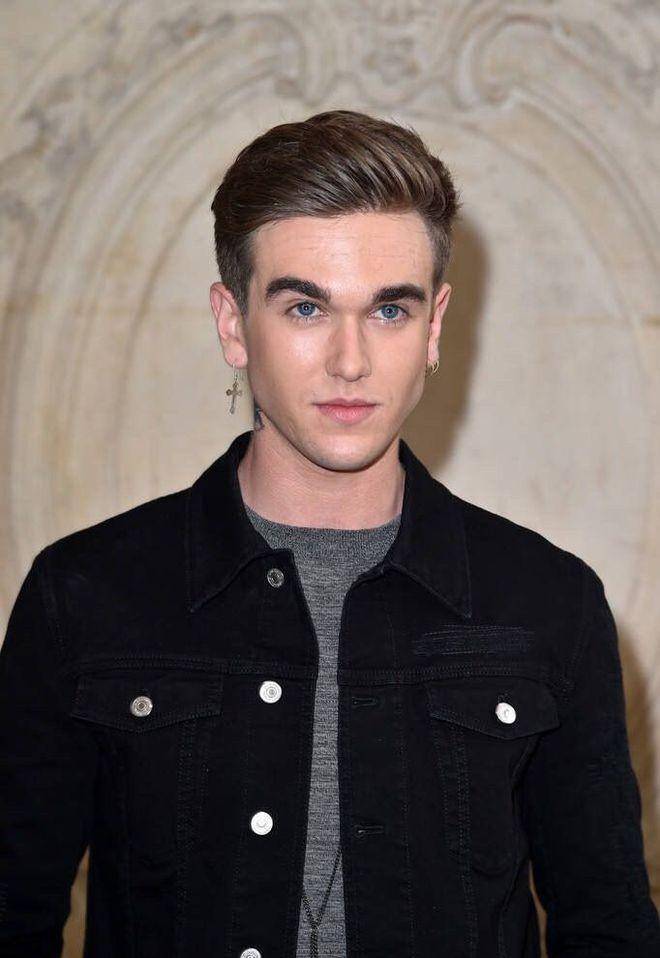 在这样的影响下,加布瑞尔干净而自我,他继承了父亲的身材,还有那阳刚