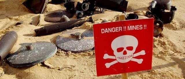 在过去20年的时间里各国因意外触发战争遗留下来的地雷而致死的人数