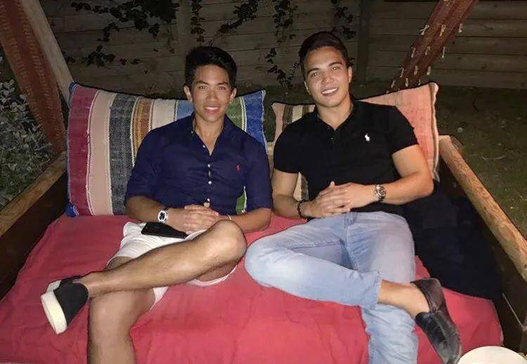 彼此感应的,更何况,他们本就是一个圈子里的人,她的亲哥哥跟马丁同龄