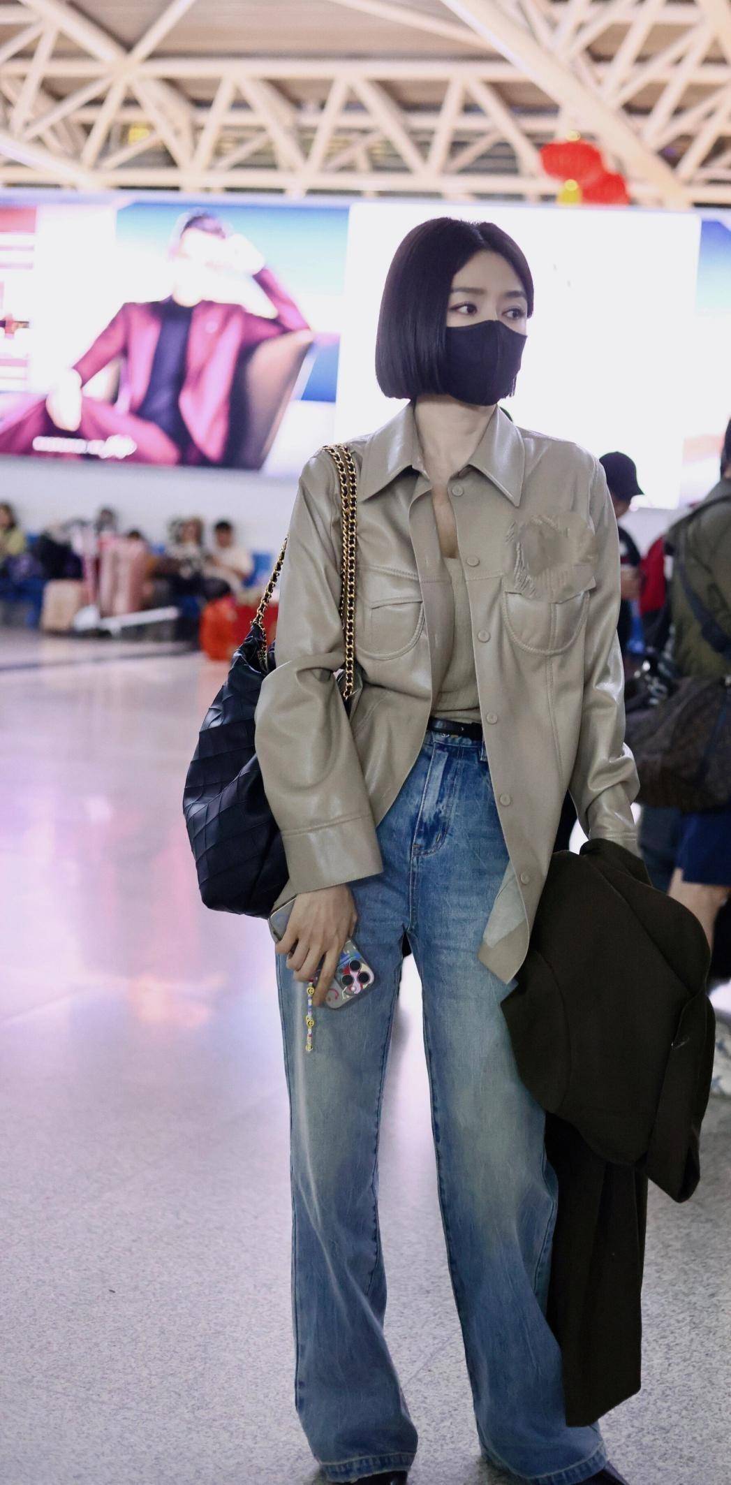 44岁秦岚带火了一种新穿搭:皮衣衬衫 牛仔裤 波波头,洋气又时尚