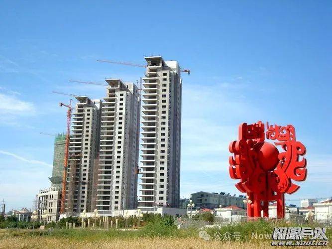 建平县叶柏寿镇青年广场的大铜马,曾经威武矗立,奋发图强的灵魂标志!