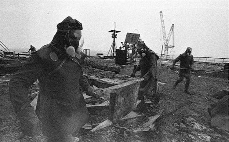 1986年切尔诺贝利:走向核反应堆的3828名士兵_楼顶