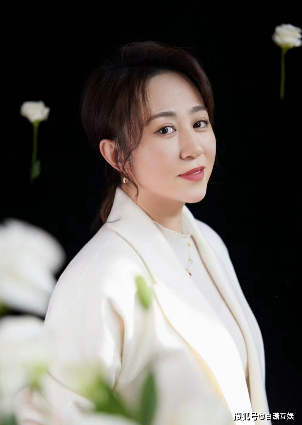 马丽变身时尚达人!春晚穿两万九大衣超美,同款少女心短靴卖断货