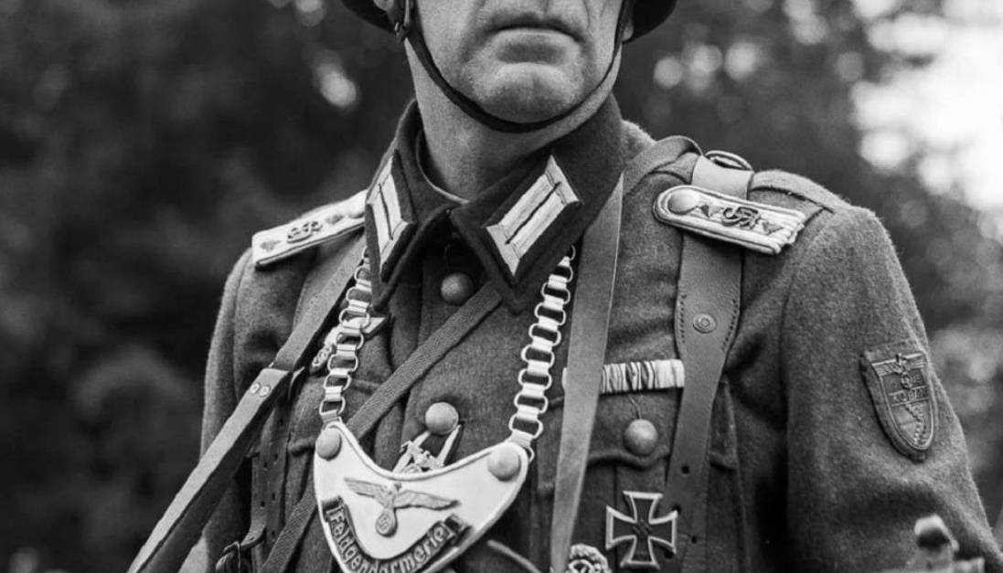 二战时,德军士兵带金属牌被戏称为锁链狗,许多军官见了也怕