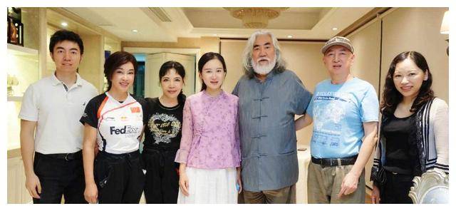 刘晓庆与张纪中合照,相差仅1岁,却有"两代差距"_活力_岁月_青春