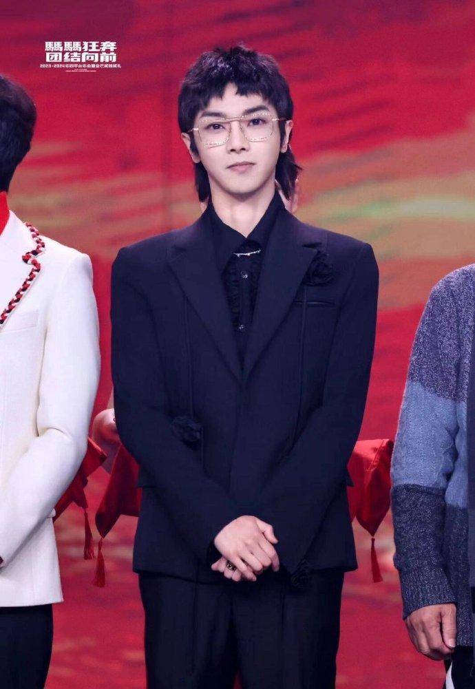 王思聪:我爸王健林,身价1100亿,华晨宇:我爸华富雄100