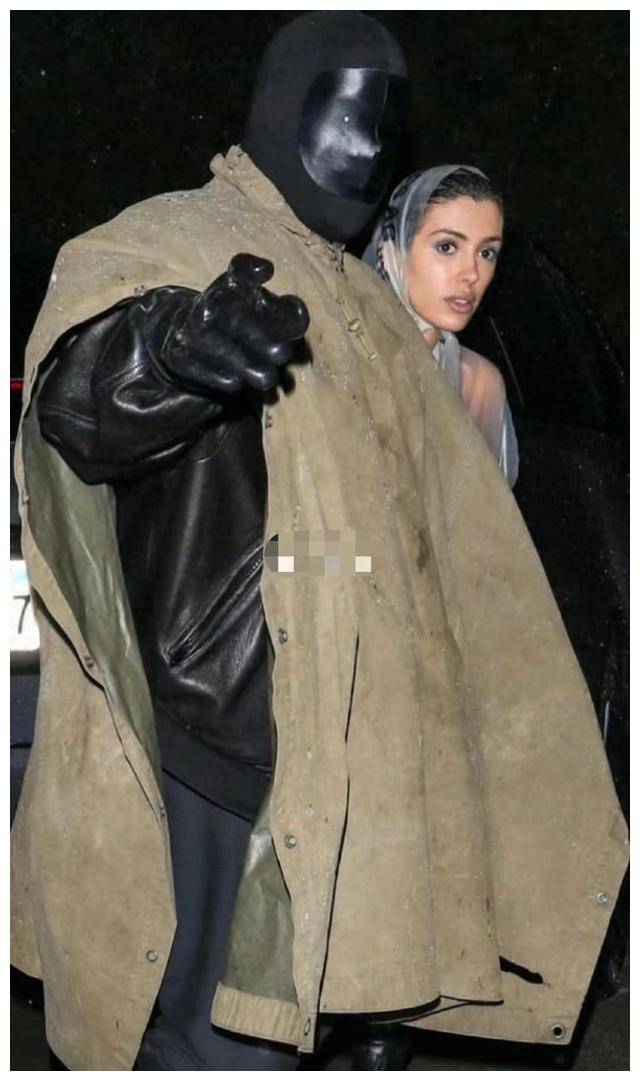 侃爷中国演出地点改至壮观长城,网友都点赞_时尚_演唱会_雨衣