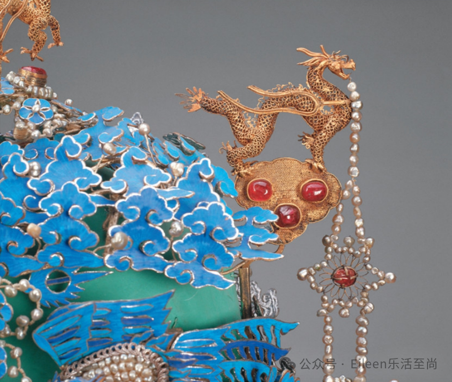 凤冠上饰有3龙2凤,如意云片,以及18朵用珍珠宝石制成的梅花,总计运用