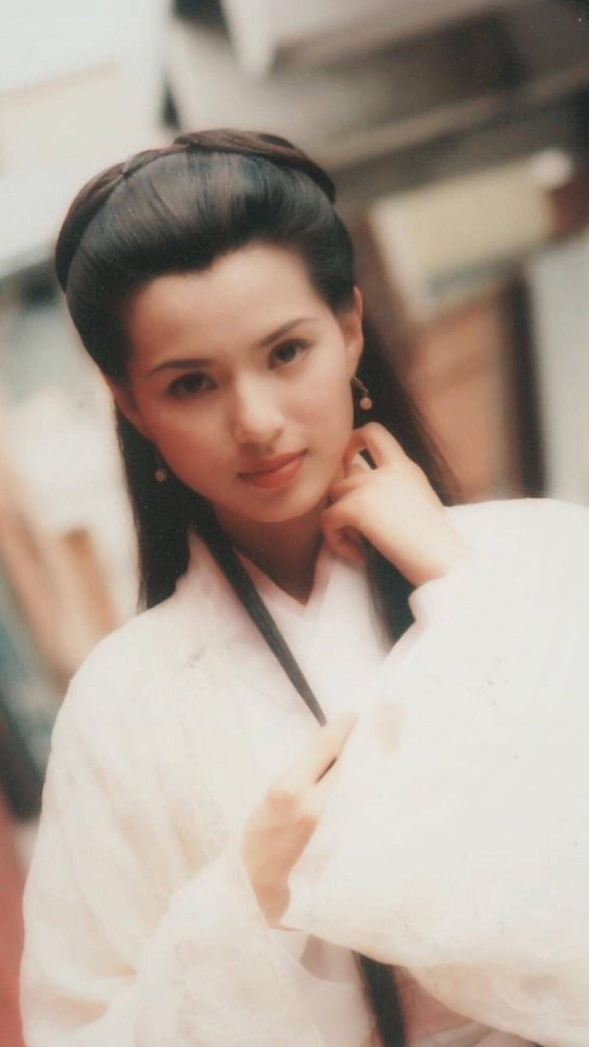 一个是被誉为最美的姑姑,李若彤.