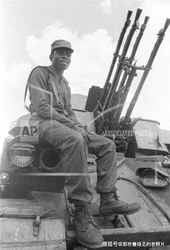 还跟着苏联的步伐,深度卷入了非洲各地的冲突,在安哥拉,埃塞俄比亚