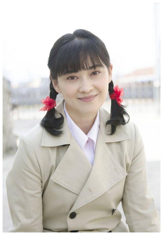 年轻时,梅婷凭借出众的外貌吸引了
