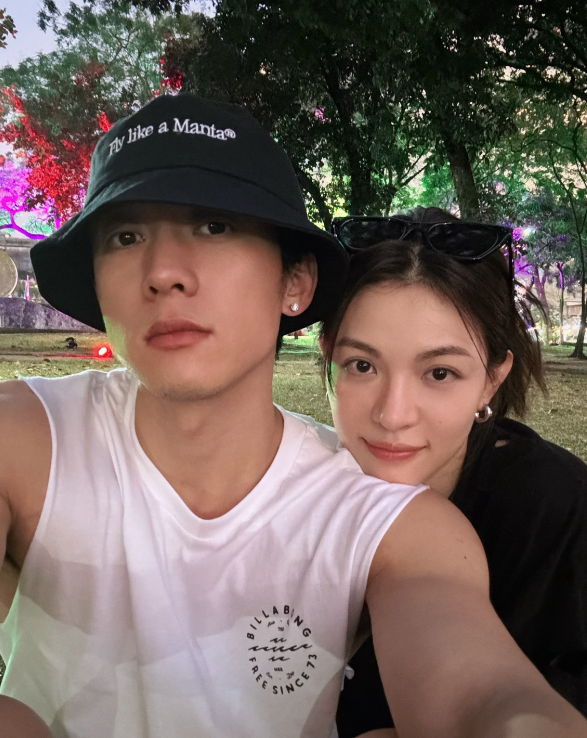 钟楚曦与侯雯元各自晒出了一组亲密合影,并在文末配上了男生和女生的