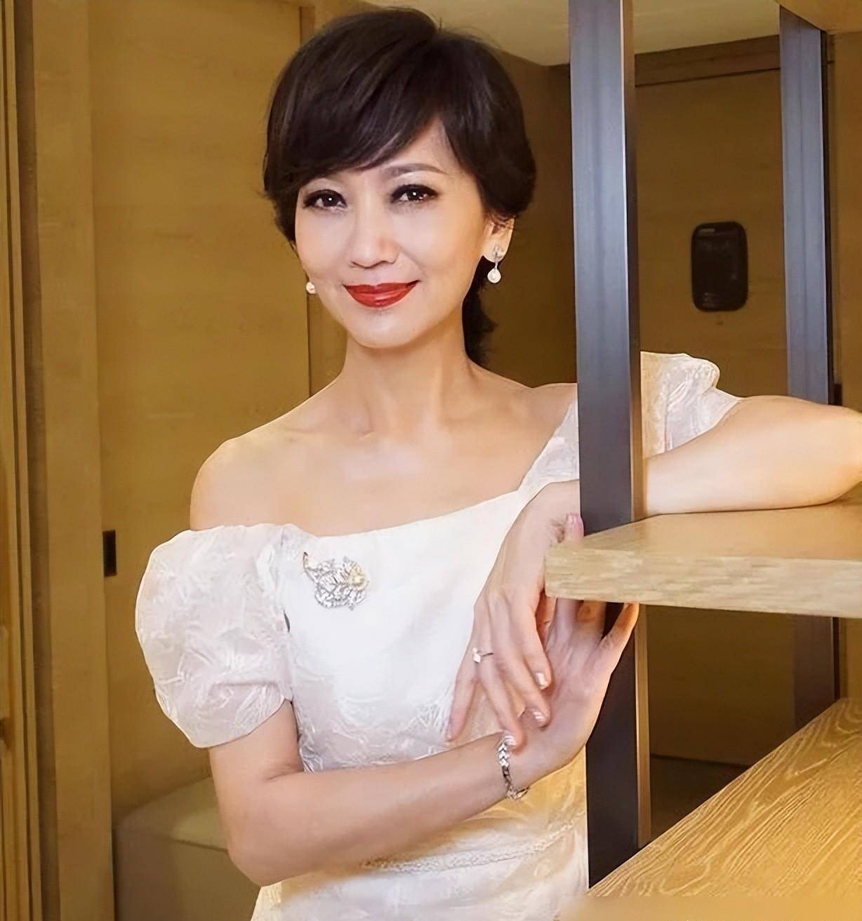 三,蔡少芬四,孙俪孙俪是最引人好奇的,因为她很少有年轻时的照片流传