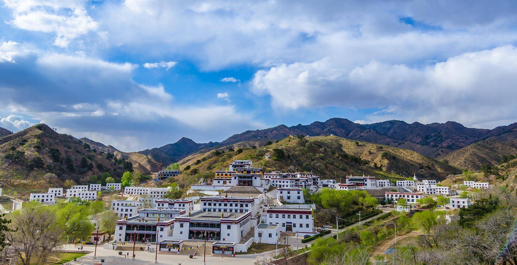 五当召位于内蒙古的包头市,其中"五当"代表的是柳树,"召"代表的是