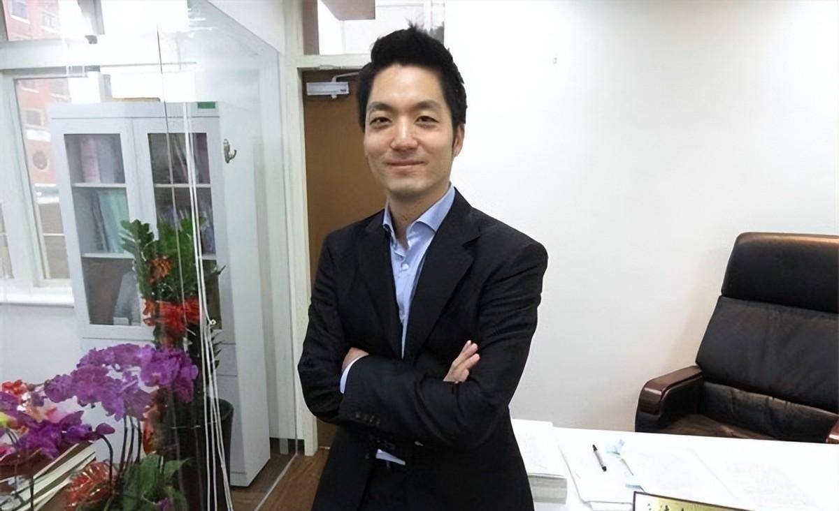 2017年蒋万安来到桂林,父亲在凤凰岭下向他介绍:这是你祖母的墓