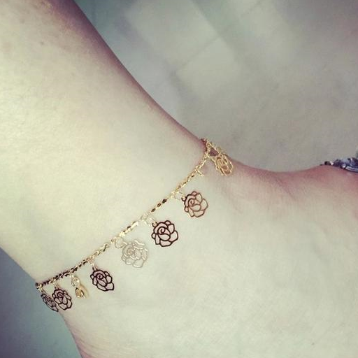 纤细玉足露脚踝,搭配一条小脚链,超时髦迷人_铃铛