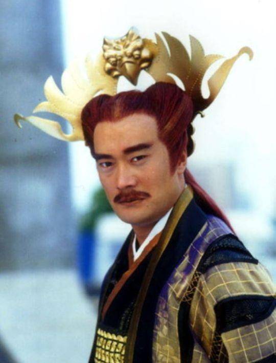 万年企业董事长严民中;同年,与张涵予,李宗翰,胡东合作主演古装历史剧