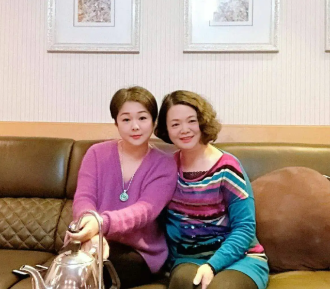 春节前两个姐姐各给父母10000,当晚我背着二姐,悄悄去