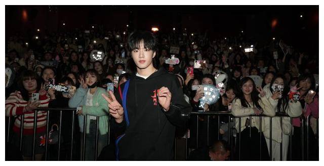 重庆崽儿刘耀文银幕首秀《第二十条》回家,给家乡带来欢乐!