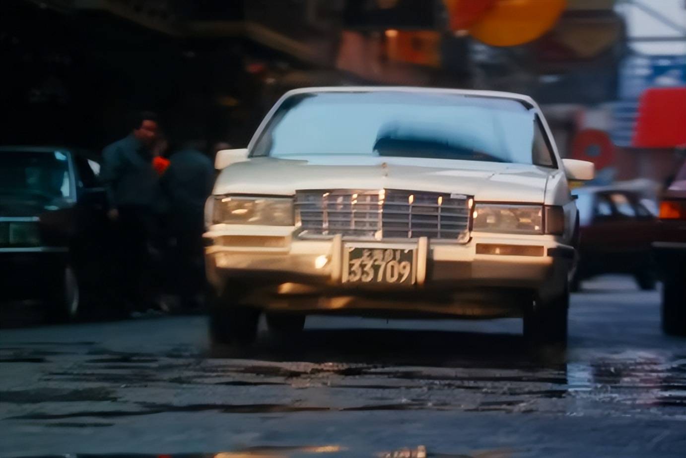 《繁花》中宝总送给汪小姐的车是凯迪拉克第六代deville,国内译名为