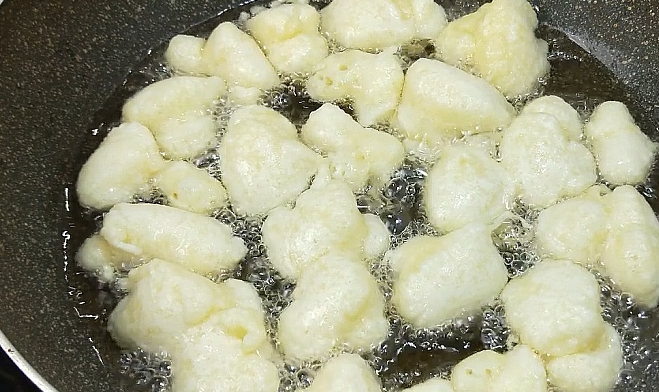 锅慢慢炸5,准备一个裱花袋,放在容器中,里面刷上少许的油,避免面糊沾