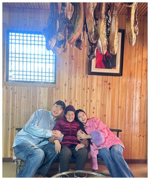 沈梦辰回老家过春节,迪丽热巴嬉戏放纸龙,明星过年乐!