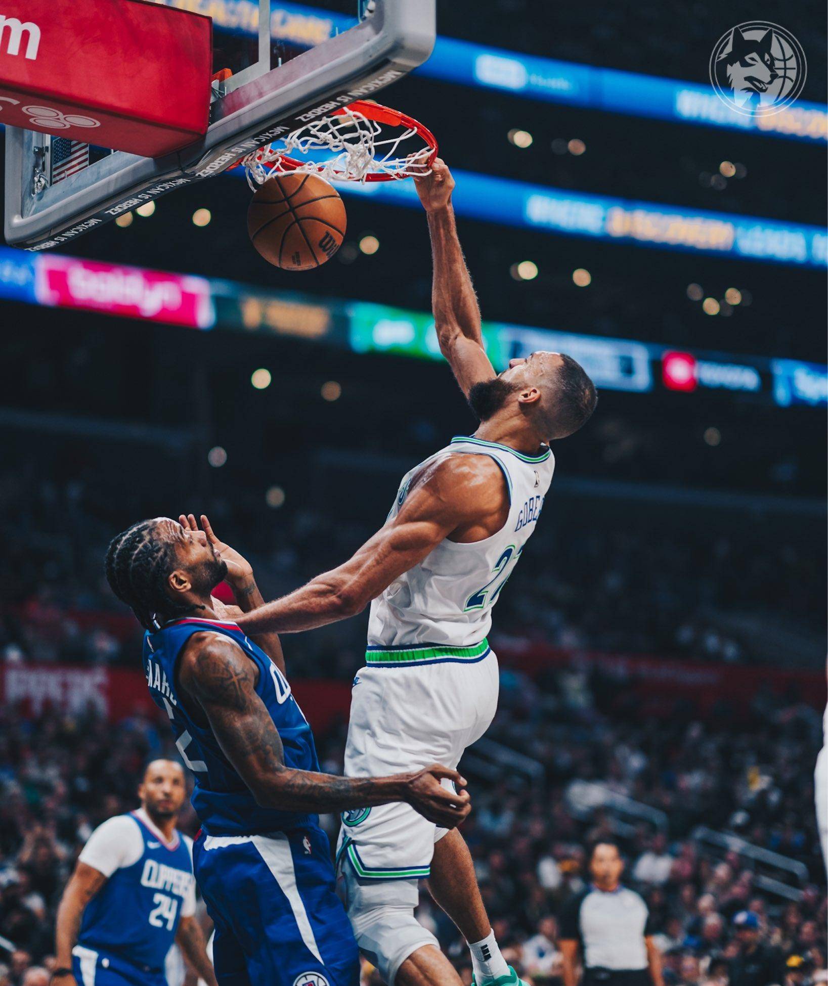 爱德华兹后迎着戈贝尔拉杆躲闪上篮,戈贝尔强硬隔扣小卡,唐斯连续罚球