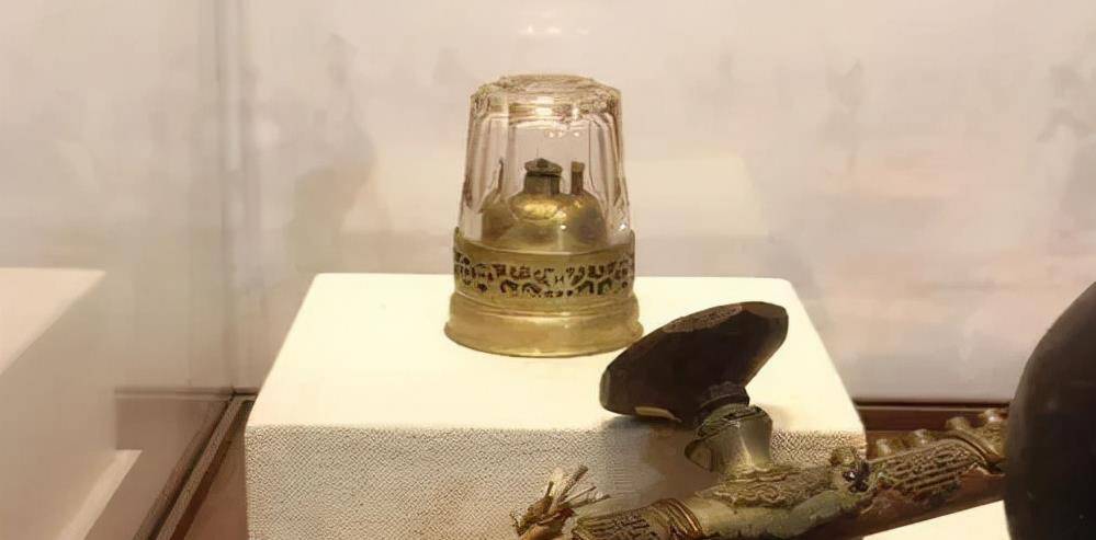 晚清的丑恶:时尚的"鸦片文化",大烟枪,烟签,烟灯竟是尊贵人