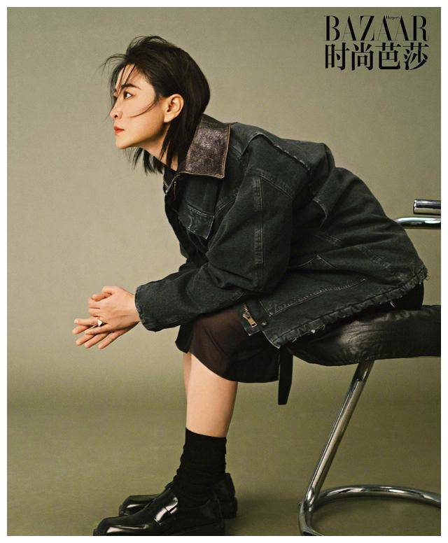 42岁贾玲首登《时尚芭莎》封面,穿热裤大秀美腿,侧颜鲨绝了_质疑_观众