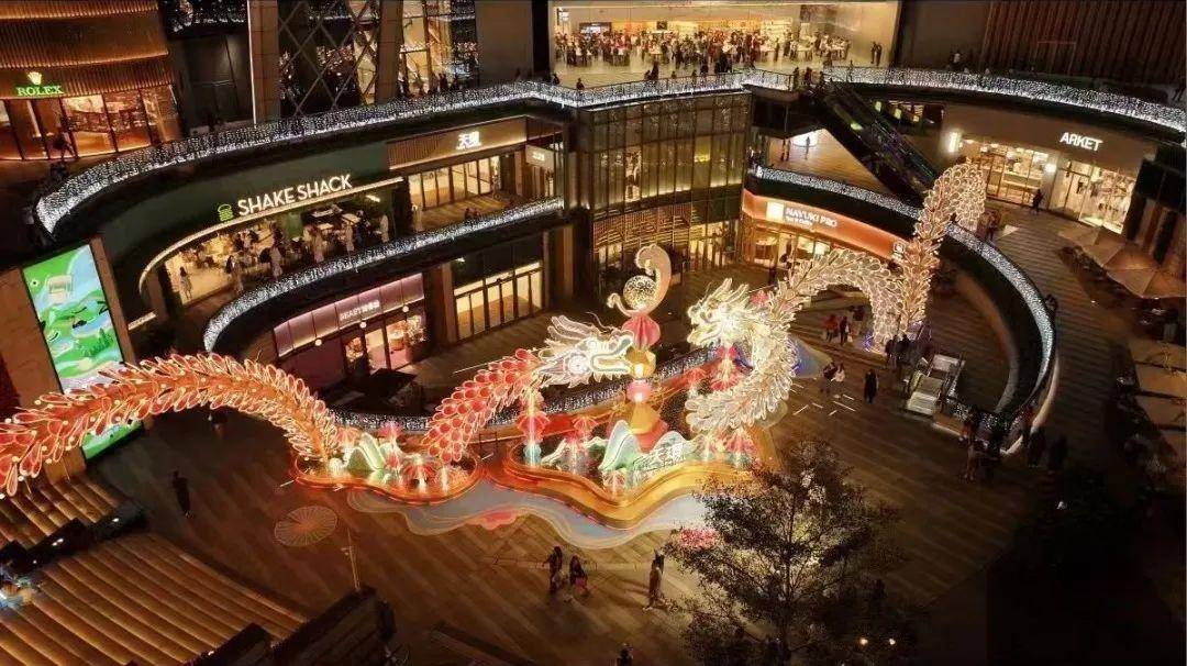 今年天环的龙年美陈在造型和规划让人眼前一亮,并不仅仅做单一的展示