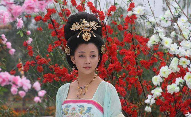武惠妃,武则天的侄孙女,她从小在武则天的庇护下,于宫中长大,嫁给唐
