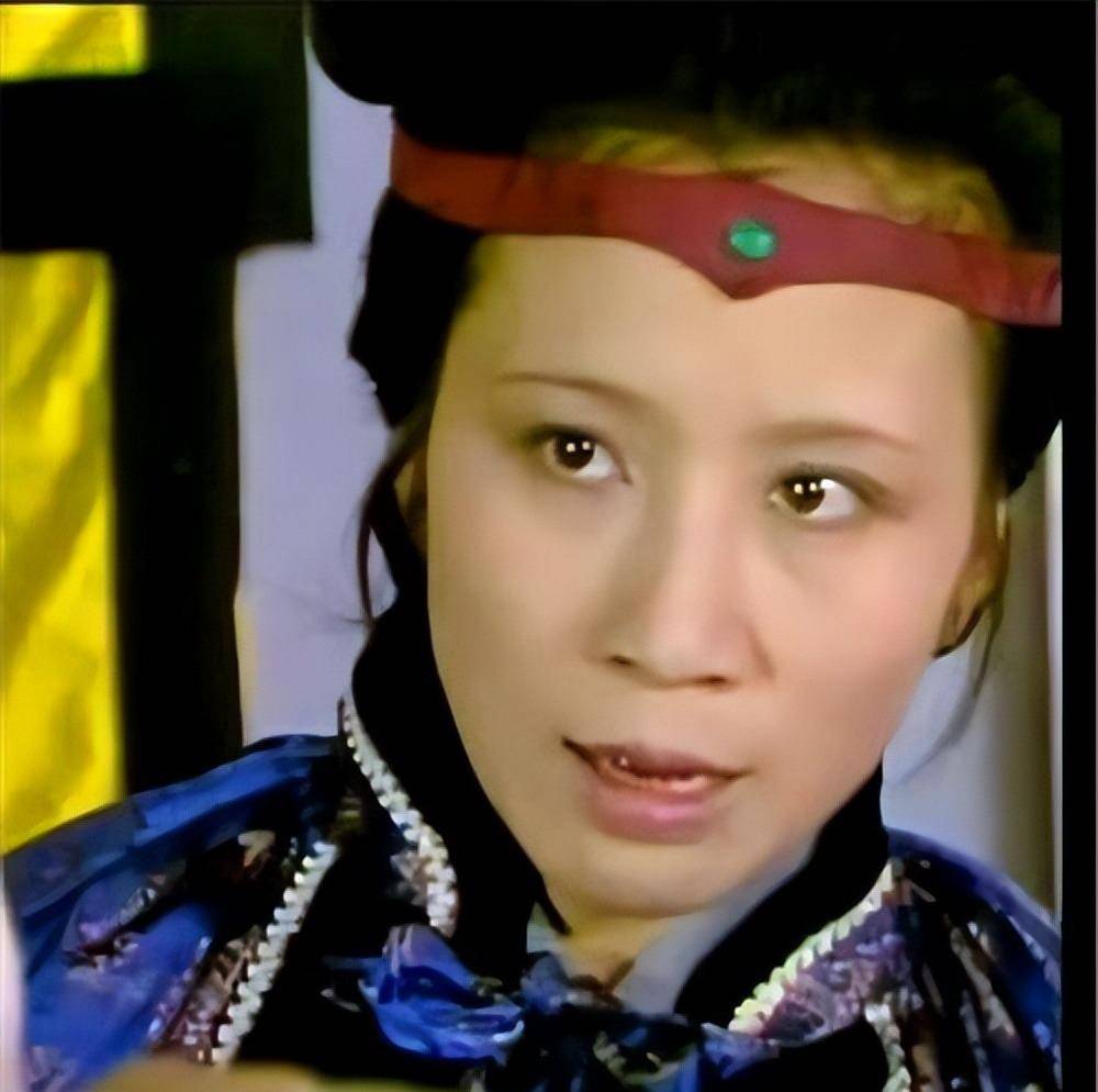 可你看看李纨的扮演者孙梦泉年龄显然太大了,长相看起来很老,感觉和