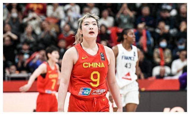 郑薇大败后喜获好消息，中国女篮顺利晋级奥运！