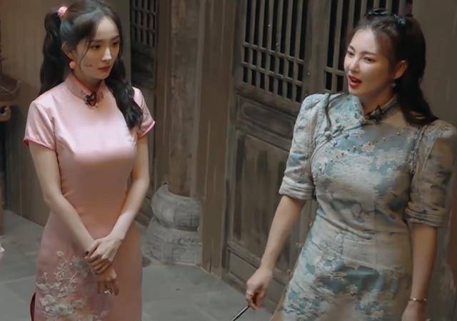 有种"尴尬"叫杨幂和张雨绮同框,同穿紧身旗袍,才发现骨架大多吃亏