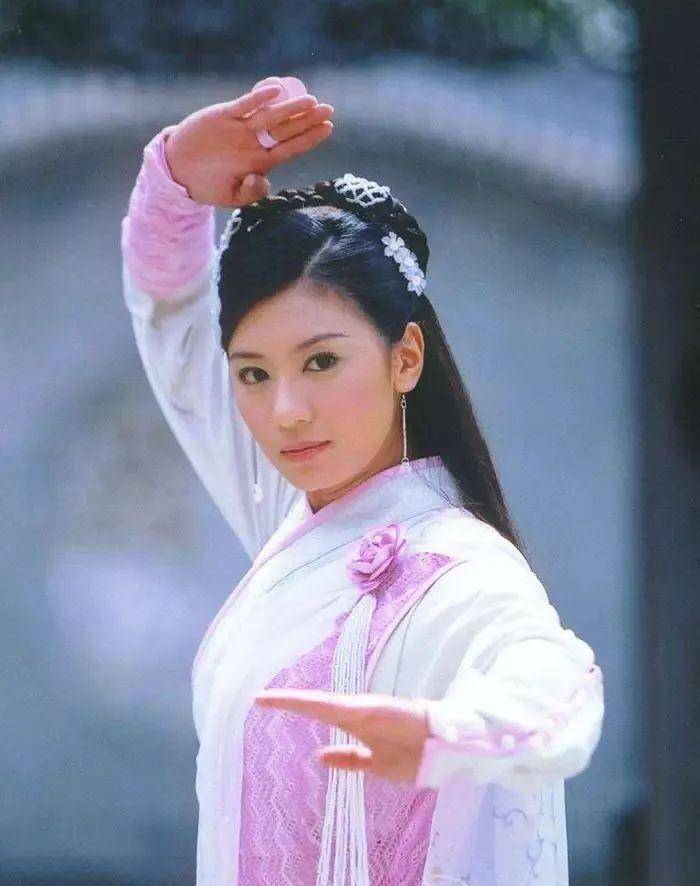 16岁被星探发掘,45岁以中年女演员逆袭翻红,贾静雯说自己像赵敏_事业