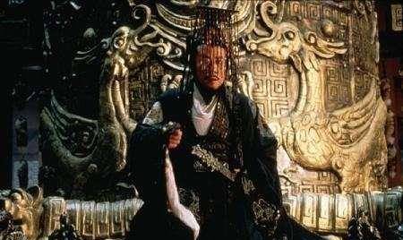 然后秦王命荆轲把地图献上去,于是荆轲捧着地图登上台阶,走到秦始皇